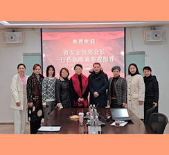 Zheng Xiaoyan, présidente de l'Association provinciale des femmes entrepreneurs, et sa délégation ont visité VSEE pour une inspection